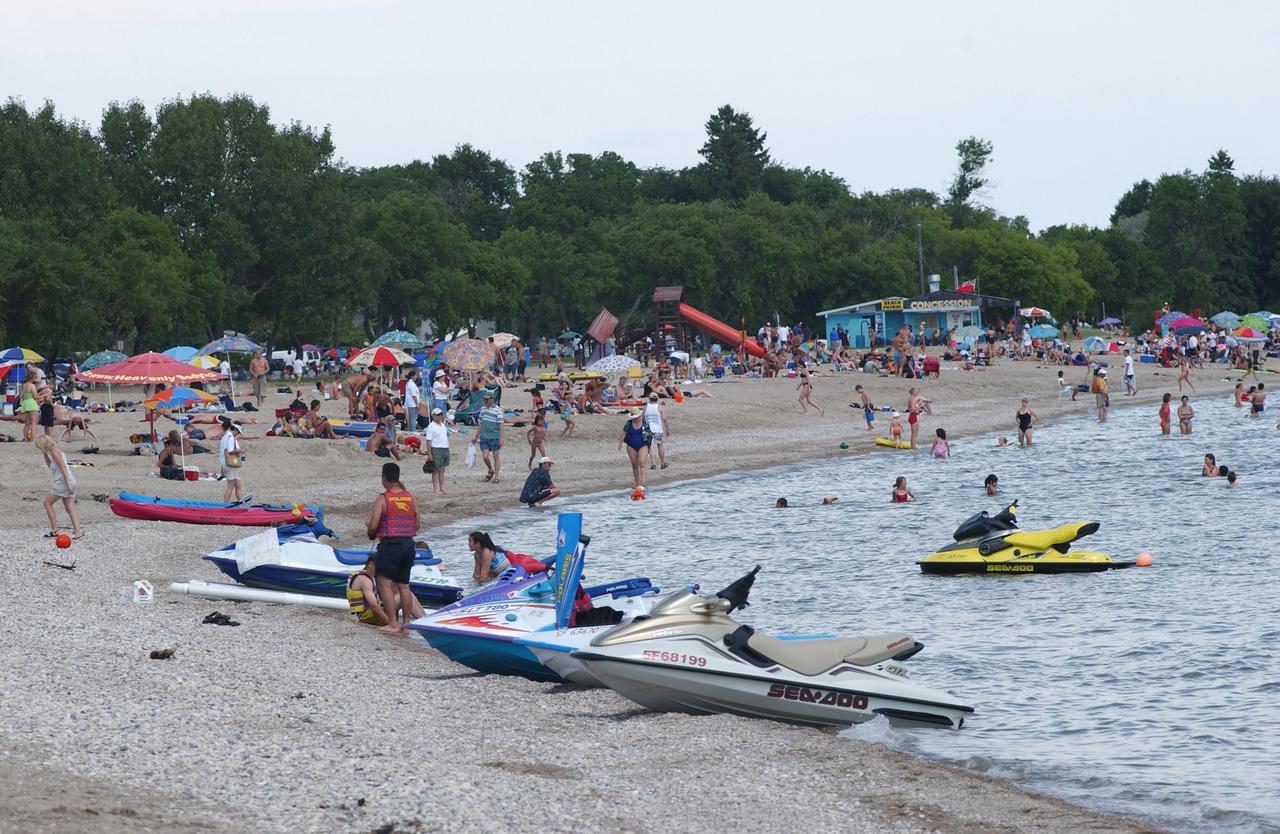 Lakeview Gimli Resort Bagian luar foto